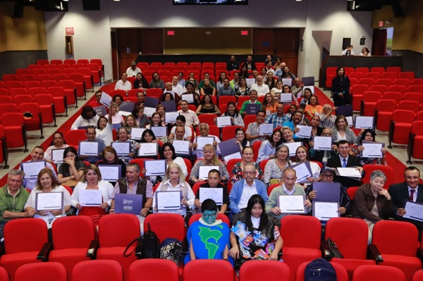 Líderes comunales de Manizales se graduaron del curso Conexión Entorno: Construyendo Sostenibilidad 2022