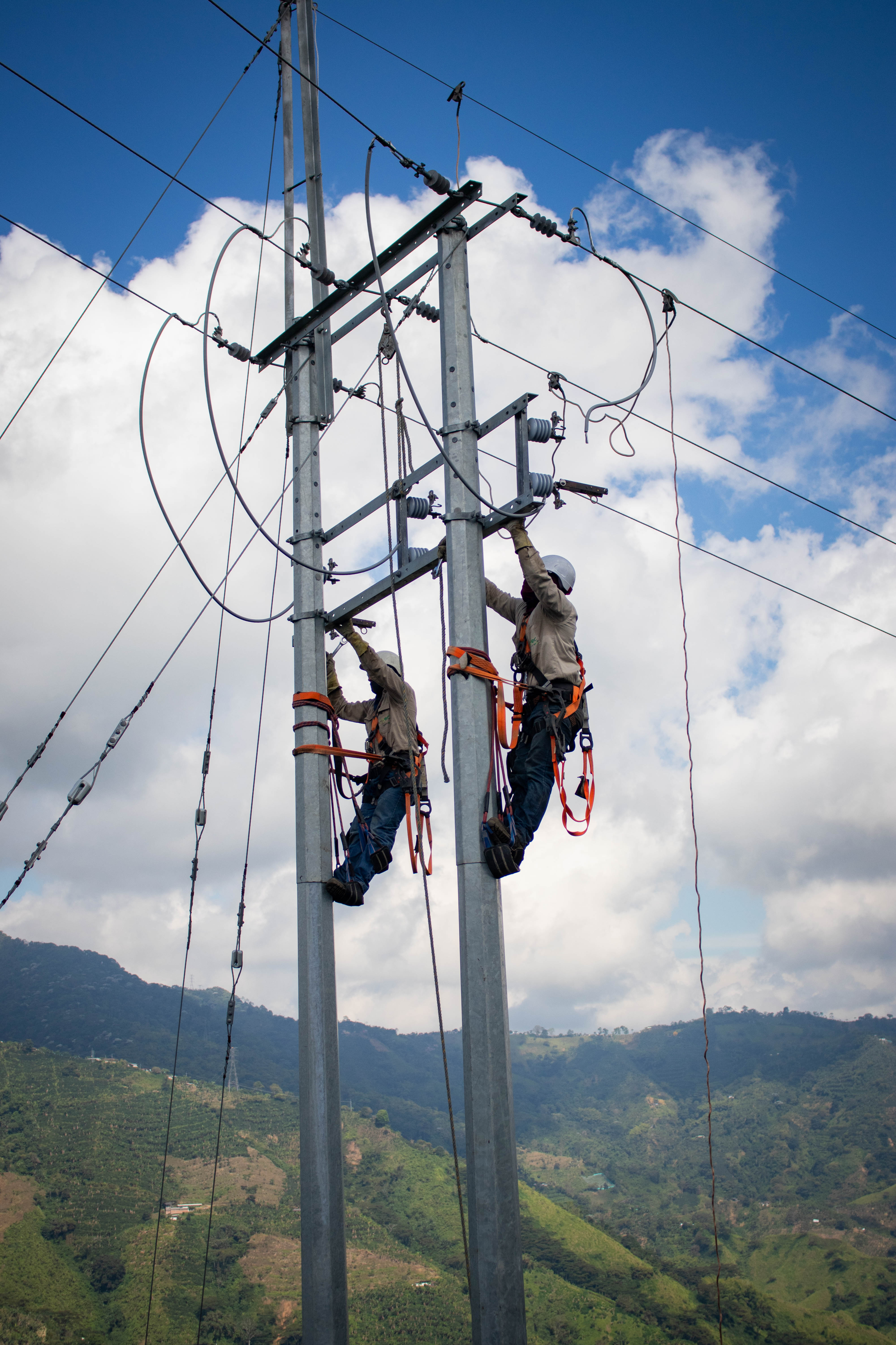 Personal de CHEC en medio de labores técnicas